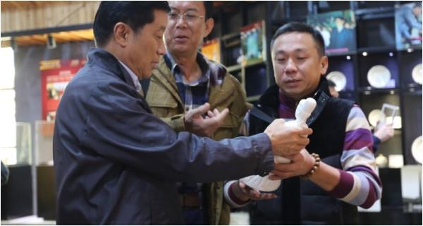 全國(guó)政協(xié)常委、中國(guó)文聯(lián)副主席趙化勇一行到多寶堂參觀調(diào)研
